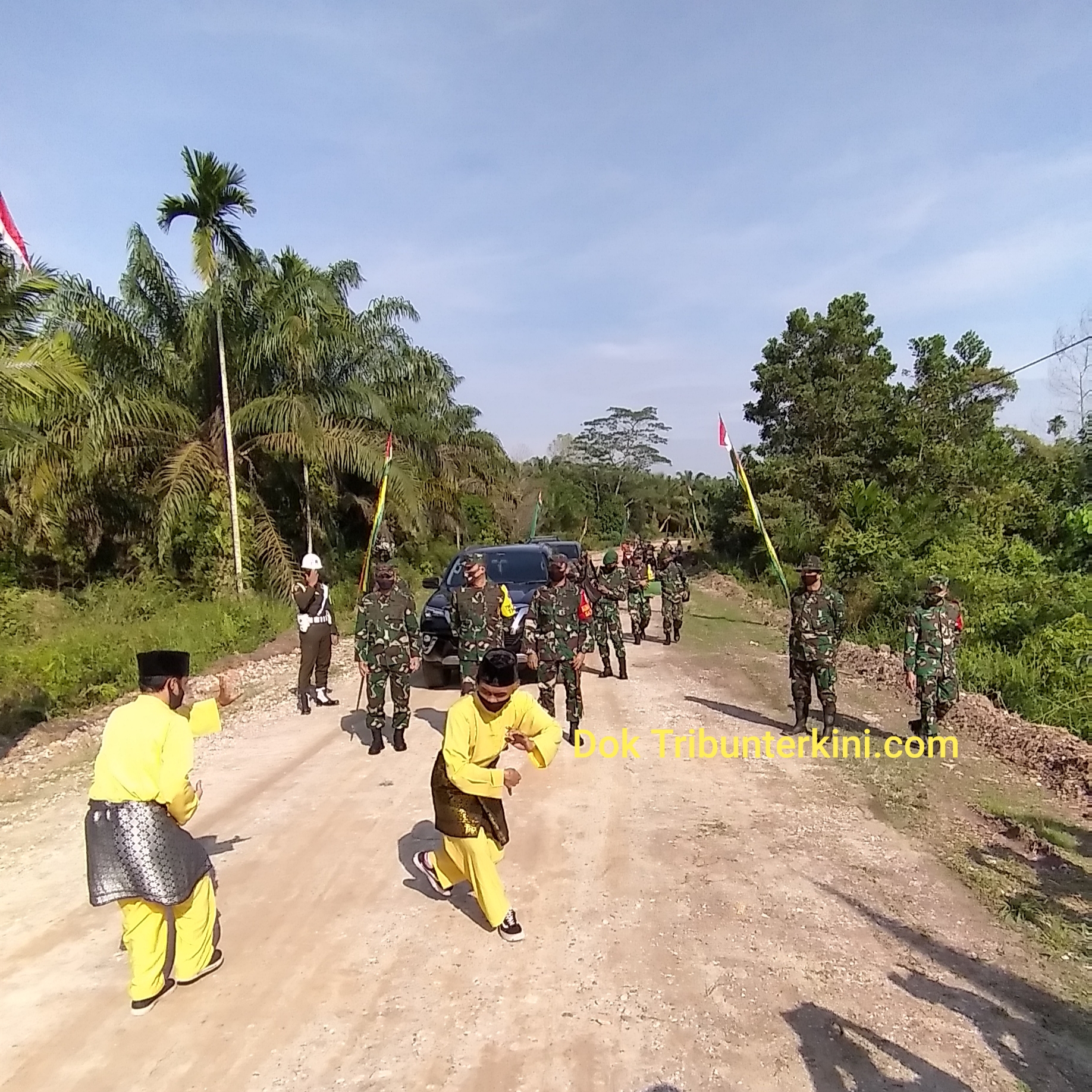 Waaster Kasad Bidang Ren dan Puanter Tiba Di Posko TMMD Ke-108 Kodim 0301/PBR Disambut Hangat Dengan Prosesi Pencak Silat dan Pengalungan Bunga Serta Pemasangan Tanjak