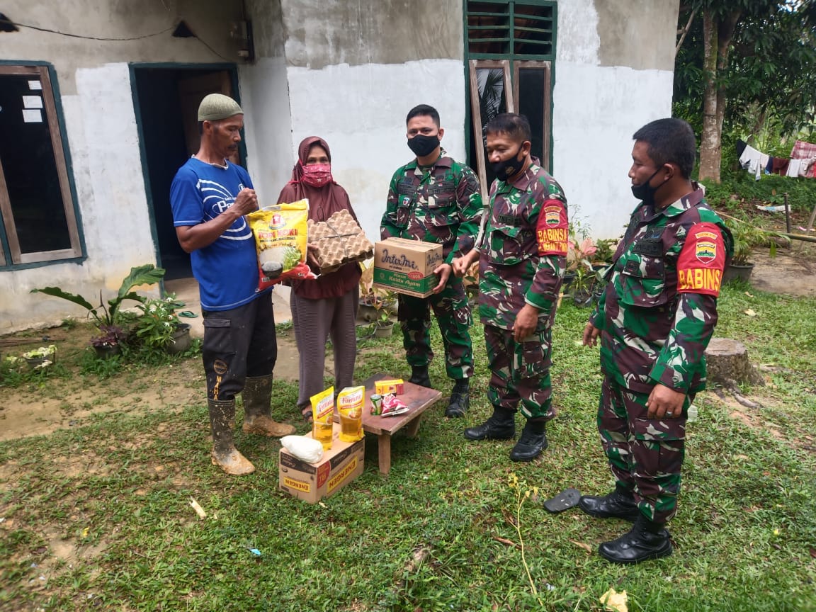 Personil Babinsa Kodim 0301/PBR Monitor Pelaksanaan Pembagian Paket Sembako di Kelurahan Sungai Ambang