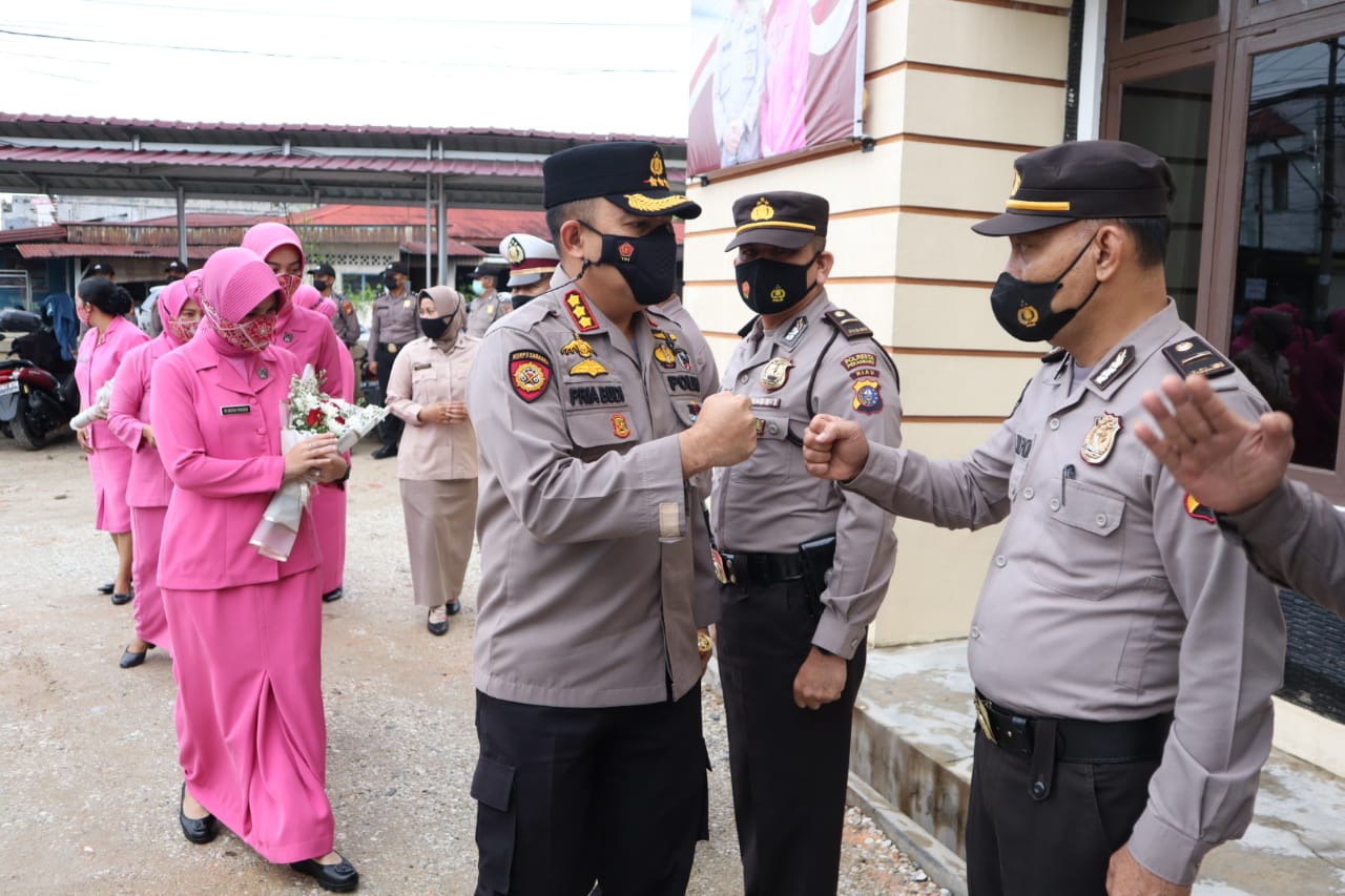 Kapolresta Pekanbaru Beserta Ibu Ketua Bhayangkari Dan Rombongan Lakukan Kunker Sekaligus Silaturahmi Ke Polsek Rumbai Pesisir