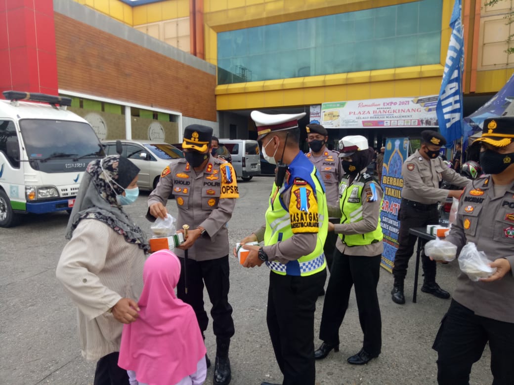 Kapolres Kampar Bersama PJU Bagikan Takjil dan Masker Untuk Masyarakat di Kawasan Plaza Bangkinang