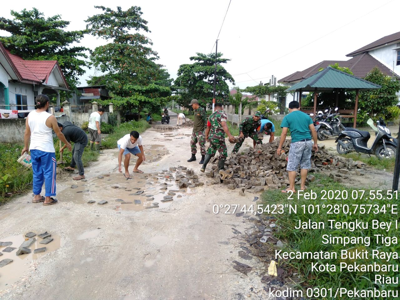Babinsa Simpang Tiga Koramil 05/Sail Kodim 0301/Pekanbaru Laksanakan Kegiatan Karya Bhakti Penimbunan Jalan Bersama Warga Perumahan GUM