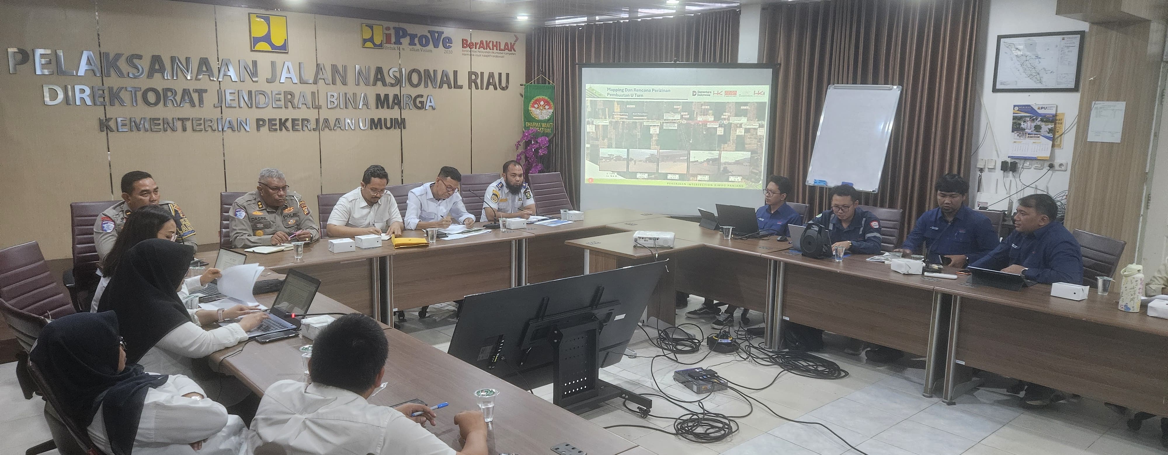 Rapat Pembahasan Permohonan Izin Pembongkaran Median dan PJU, Ditlantas Polda Riau Bahas Rekayasa Akses U-Turn Di Rimbo Panjang