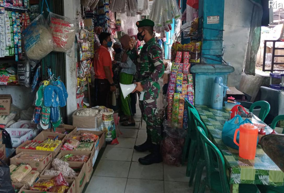 Personil Kodim 0301/PBR Lakukan Penegakan Disiplin Prokes di Pasar Rakyat Rumbai