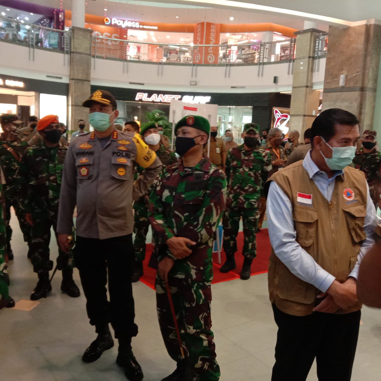 Dandim 0301/PBR Bersama Forkopimda Provinsi Riau dan Forkopimda Kota Pekanbaru Lakukan Peninjauan Penegakan Disiplin Pelaksanaan Prokotol Kesehatan di Pusat Keramaian