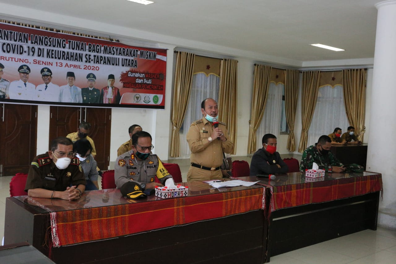 Bupati Taput Serahkan Bantuan Voucher Belanja Sembako Bagi Masyarakat Miskin Di Kelurahan Yang Berdampak Akibat Covid-19 