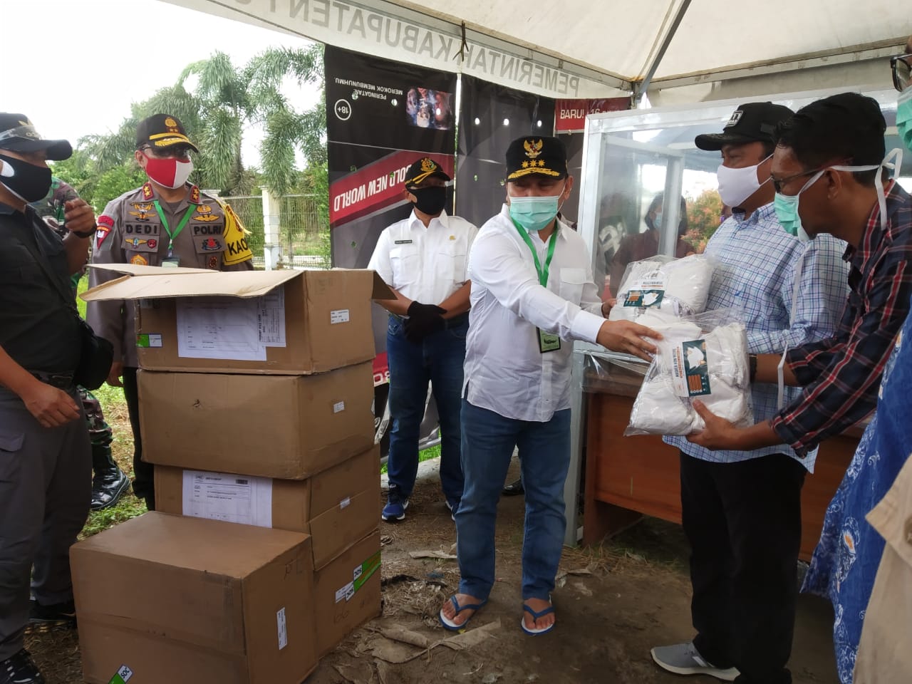 Gubernur Kalteng Serahkan Bantuan 5000 Pcs Masker di Pulang Pisau