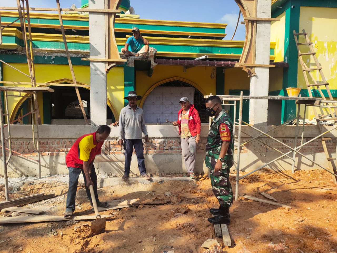 Babinsa Kodim 0301/PBR Laksanakan Komsos Dan Karya Bakti Rehabilitas Pembangunan Masjid Dzikir Al-Qowi