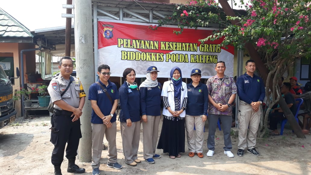 Bhabinkamtibmas Aipda Van Royen dan Aipda Supriyanto Bantu Pengobatan Gratis