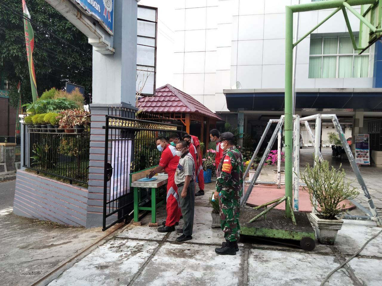 Babinsa Kodim 0301/PBR Lakukan Sosialisasi dan Monitor Prokes Serta Bagikan Masker Kepada Siswa SMK Muhammadiyah 1 Pekanbaru