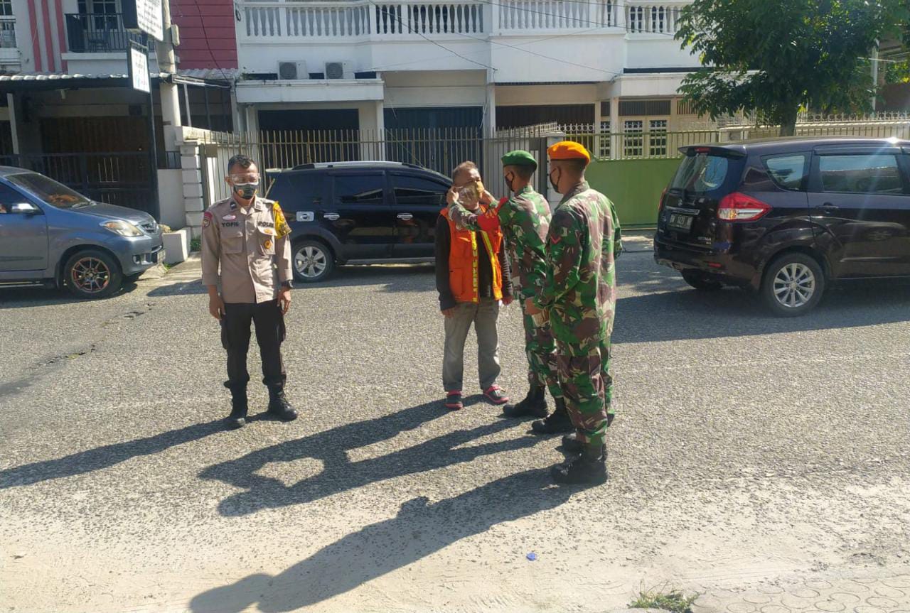 Personil Babinsa Kodim 0301/PBR Bersama Tim Satgas Gabungan Berikan Edukasi Prokes Serta Bagikan Masker Gratis