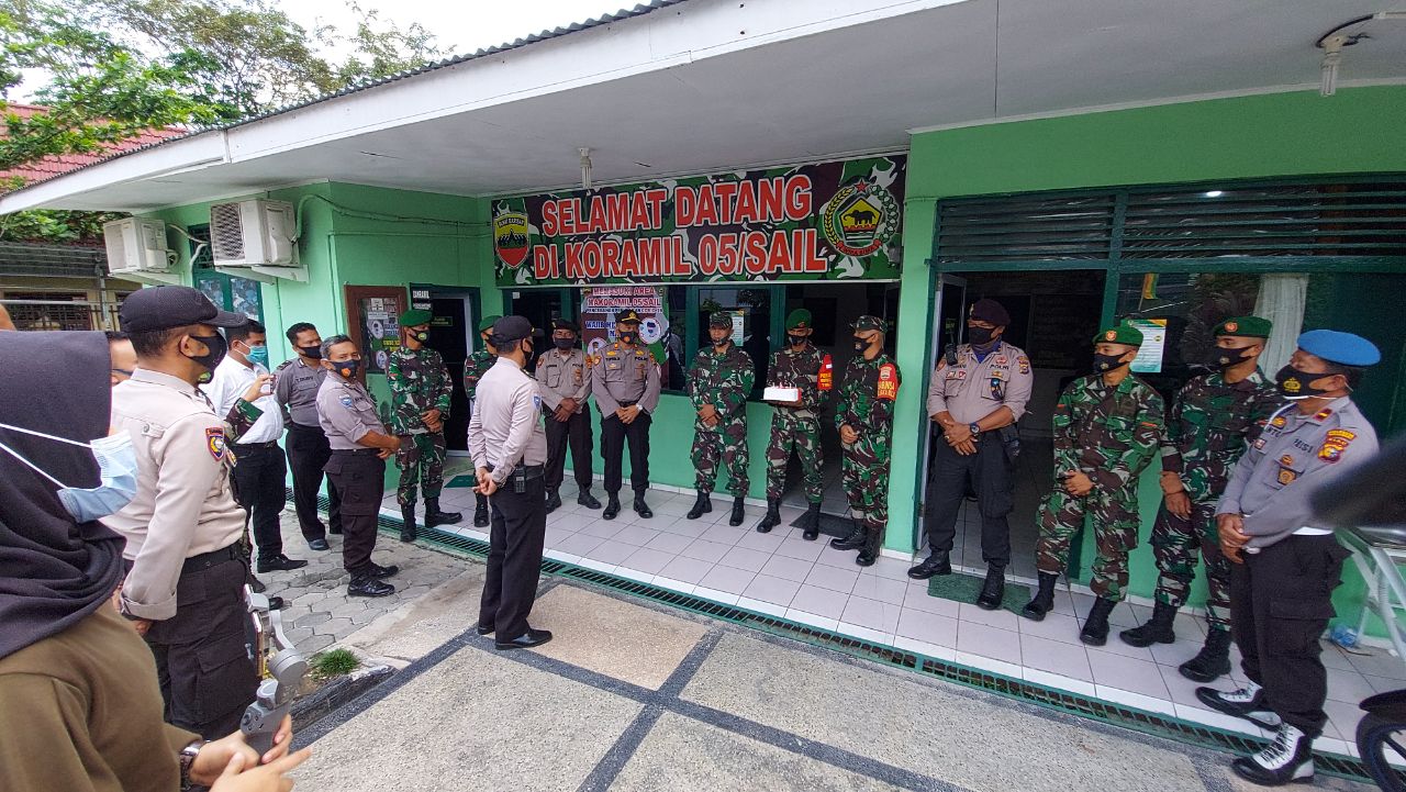 Makoramil 05/Sail Kodim 0301/PBR Mendapat Kejutan Kue HUT TNI Ke-75 Tahun 2020 Dari Polsek Limapuluh