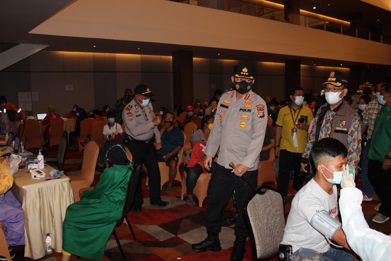 Memperingati HUT Bhayangkara Ke-75, Polresta Pekanbaru Bersama Instansi Terkait Gelar Vaksinasi Massal Di 4 Lokasi