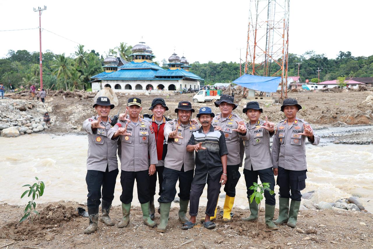 Polda Riau 'Wariskan' Pohon Di Kabupaten Agam Jelang Berakhirnya Misi Kemanusiaan