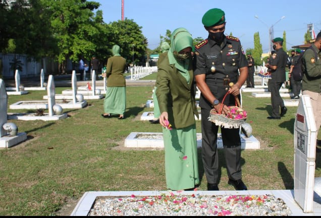 Sambut HUT Korem 031/WB Ke-63, Dandim 0301/PBR Hadiri Ziarah Rombongan Di TMP Kusuma Dharma