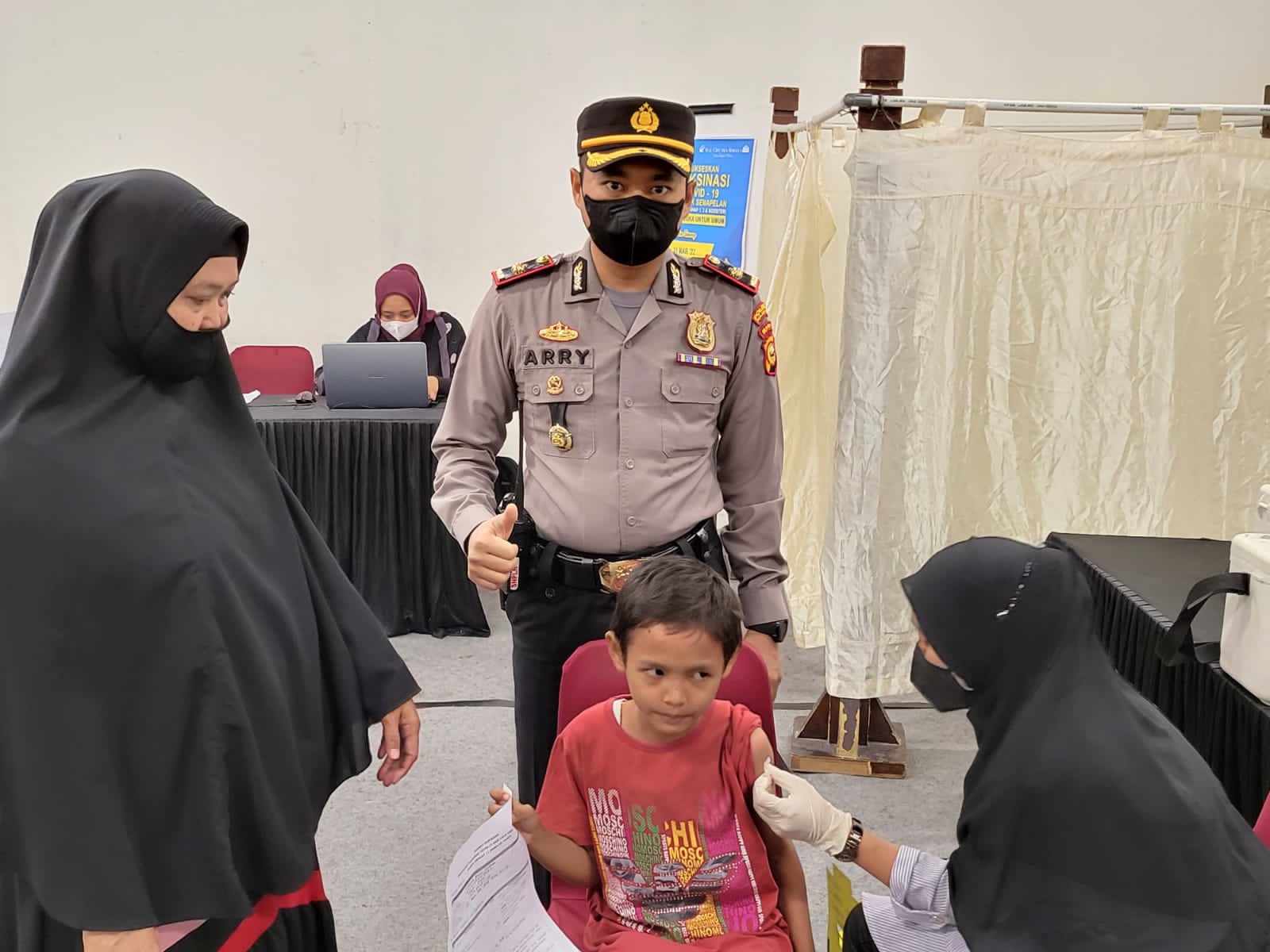 Polsek Senapelan Laksanakan Vaksinasi Untuk Pengunjung Mall