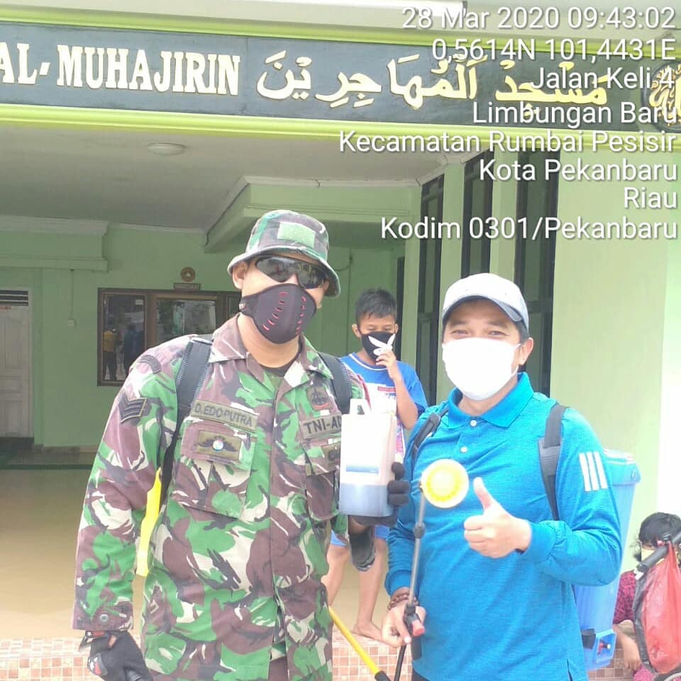 Cegah Penyebaran Covid-19, Seluruh Warga RT 03 dan RT 04 Limbungan Baru Laksanakan Penyemprotan Disinfektan