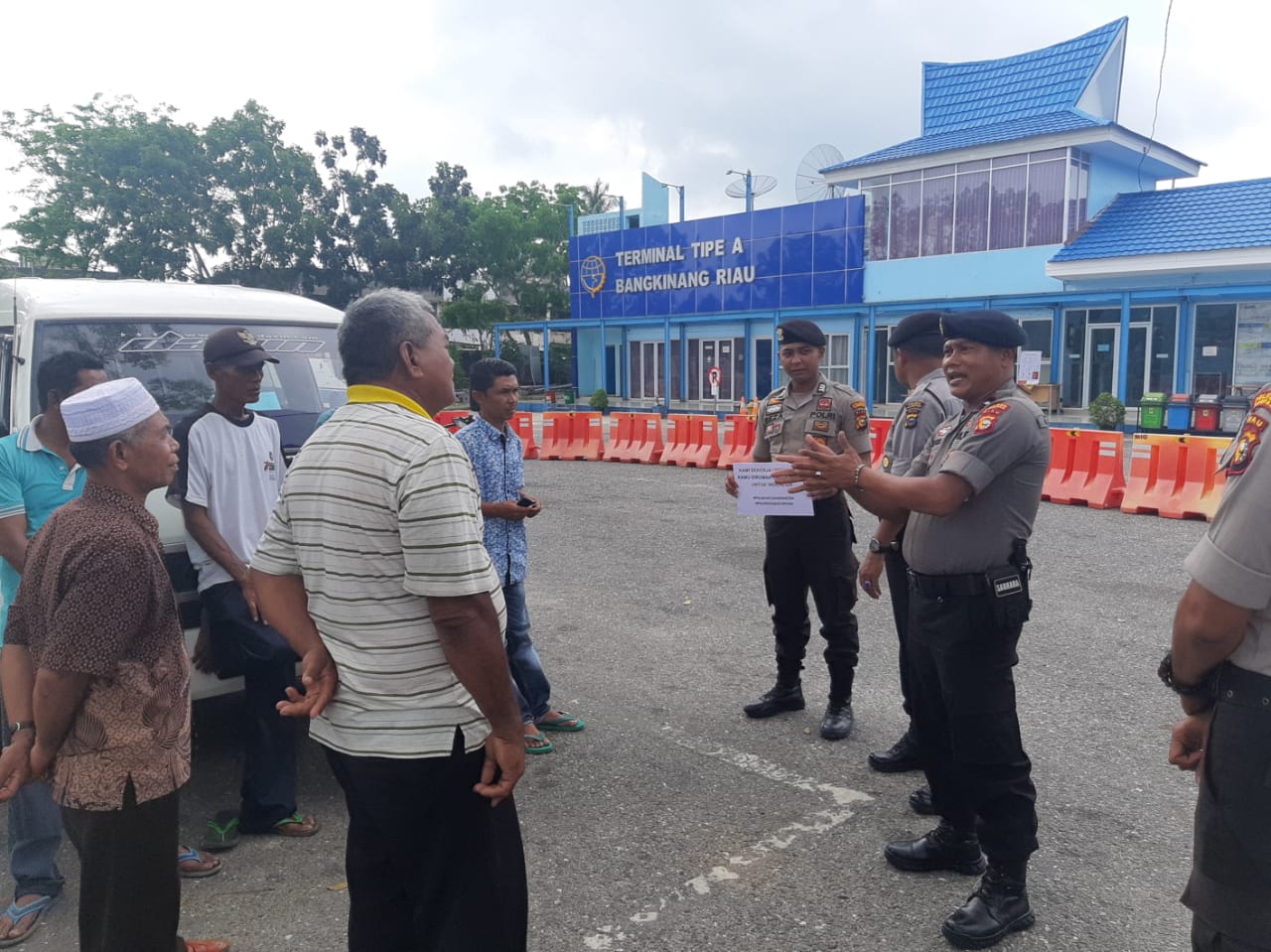Personel Sabhara Polres Kampar Laksanakan Patroli dan Himbau Warga Kurangi Aktivitas Diluar Rumah