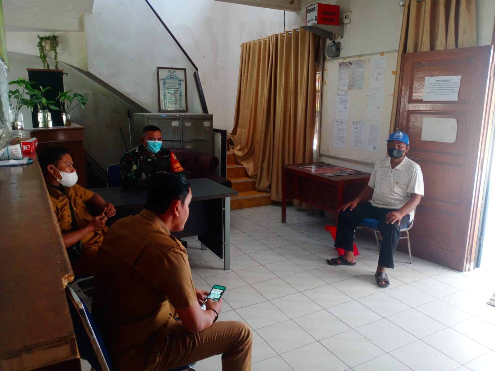 Babinsa Kodim 0301/PBR Bersama Staf Kelurahan Palas Laksanakan Kegiatan Komsos