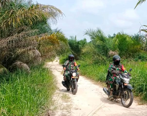 Gunakan Motor Dinas, Babinsa Kodim 0301/PBR Gelar Patroli dan Sosialisasi Karhutla