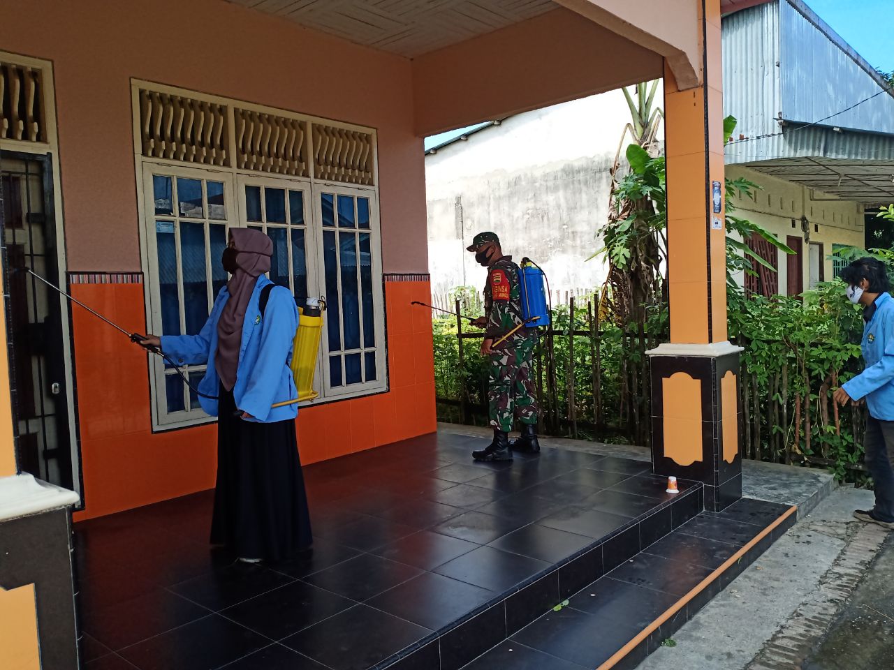 Kodim 0301/PBR Gandeng Mahasiswa UNRI Laksanakan Penyemprotan Disinfektan di Perumahan Warga dan Fasilitas Umum