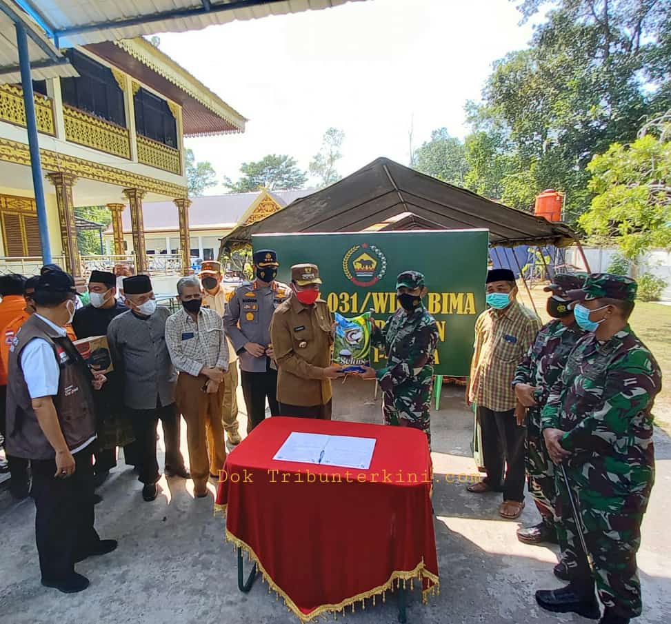 Danrem 031/WB Didampingi Dandim 0301/PBR Terima Bantuan Beras Dari Wali Kota Pekanbaru Untuk Dapur Umum Di Halaman Kantor LAM Riau