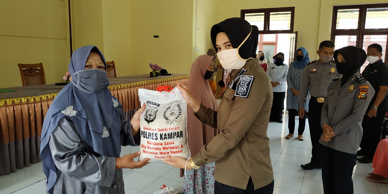 100 Paket Bantuan Kemanusiaan Ramah Perempuan dan Anak Dari Bhayangkari Polres Kampar Dibagikan