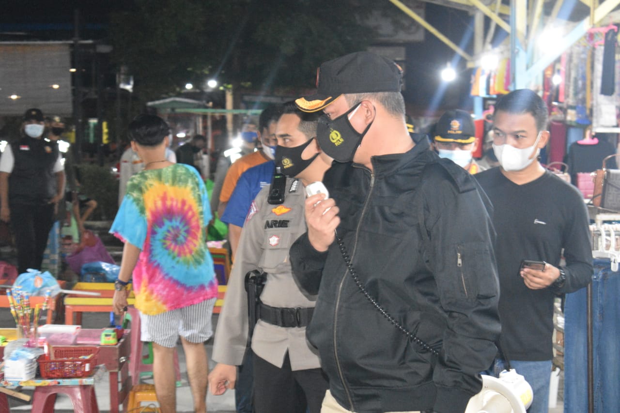Kapolresta Pekanbaru Terus Gencar Berikan Himbauan Prokes Kepada Masyarakat di Tempat Keramaian