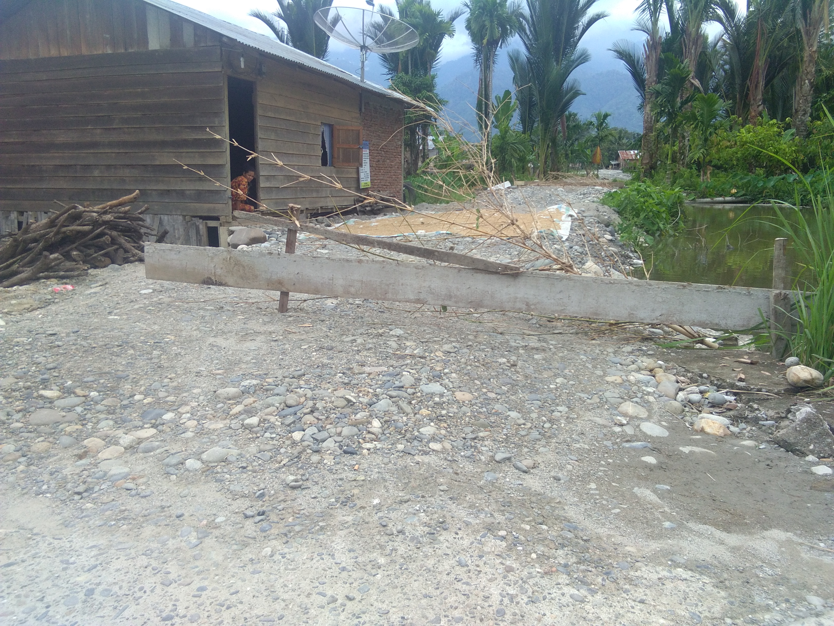 Dinilai Abaikan Kesepakatan, Pemilik Tanah Blokir Pembangunan Jalan Lingkungan Desa Pulonas Baru Lawe Rutung