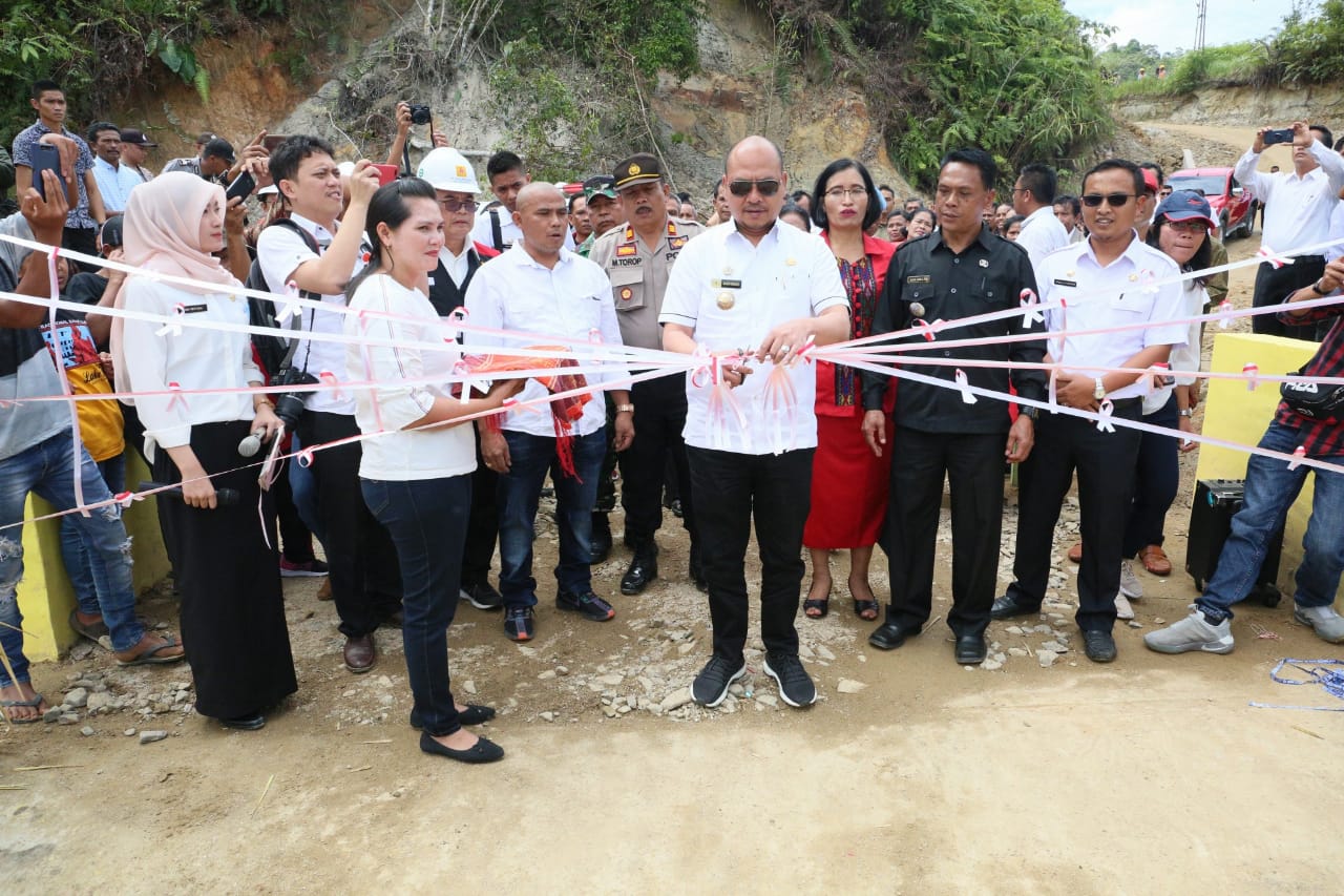 Bupati Taput Nikson Nababan Meresmikan Jembatan Aekgodang Kecamatan Adiankoting
