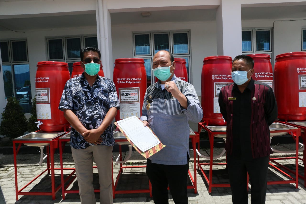 Bupati Taput Menerima Bantuan Dari PT. TPL Berupa 10 Unit Wastafel Polly Tank