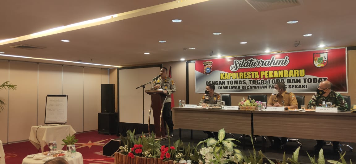 Kapolresta Pekanbaru Jalin Silaturahmi Bersama Para Tokoh Di Kecamatan Payung Sekaki