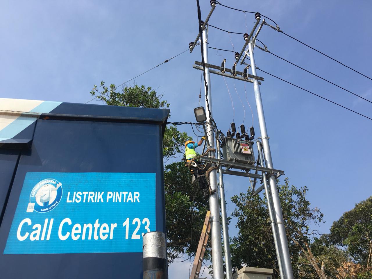 Petugas PLN Kembali Lakukan Pencatatan Meter Secara Langsung Ke Rumah Pelanggan