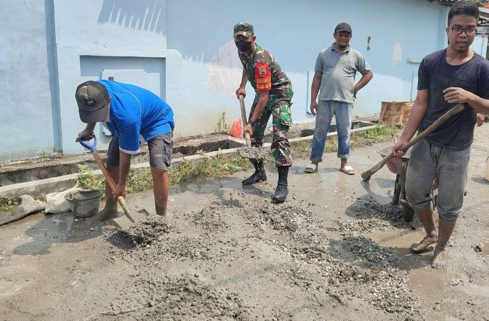 Babinsa Kodim 0301/Pekanbaru Lakasanakan Gotong Royong Bersama Warga