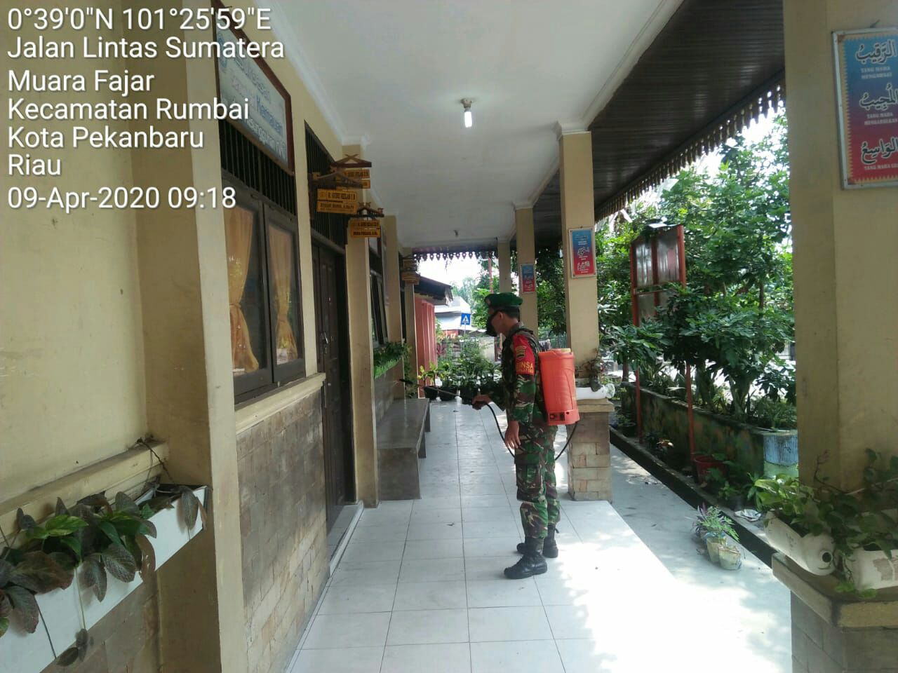 Cegah Penyebaran Covid-19, Babinsa Kodim 0301/Pekanbaru Laksanakan Penyemprotan Disinfektan di SD Negeri 49 Kelurahan Muara Fajar