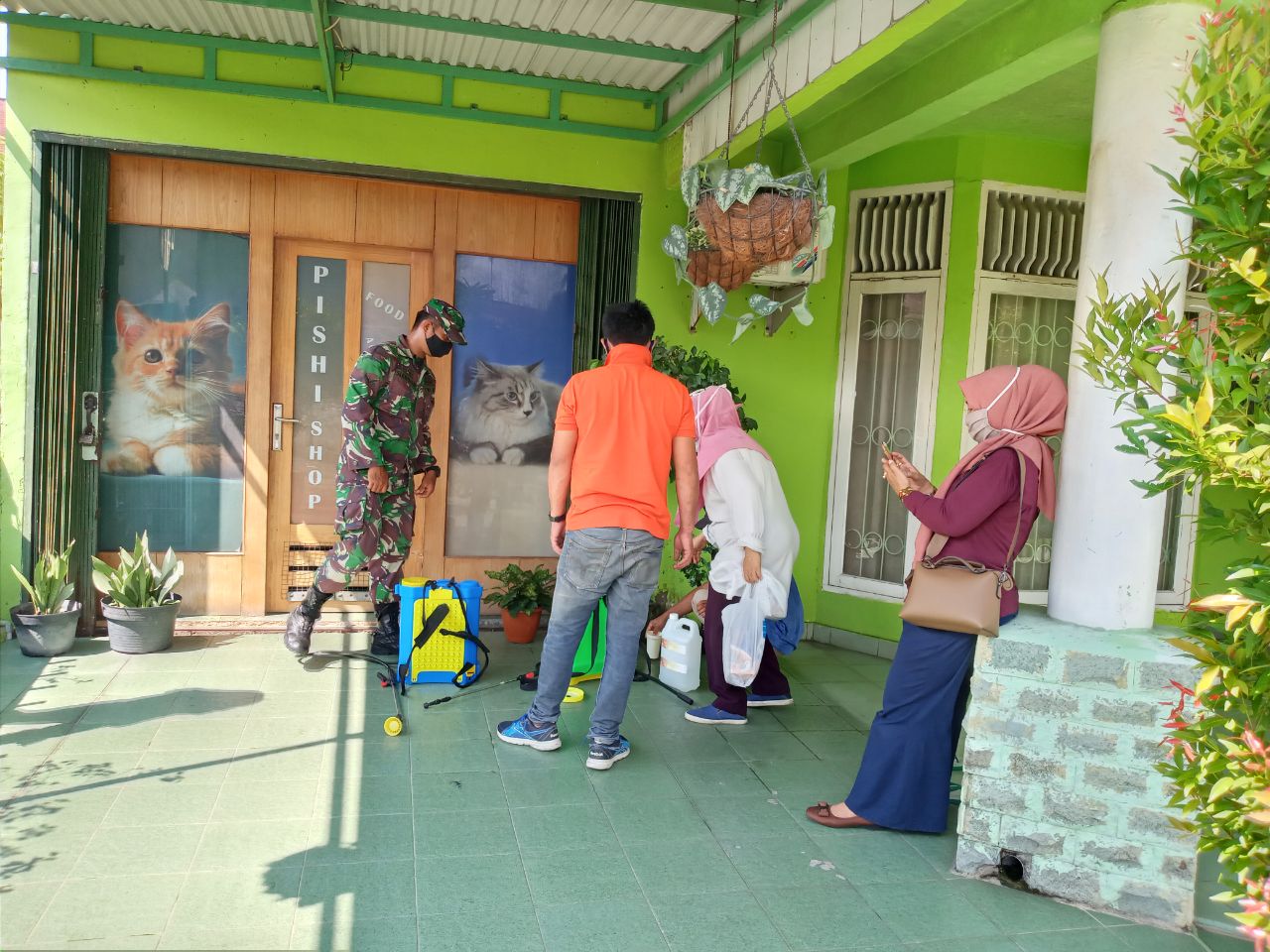 Cegah Penyebaran Covid-19, Babinsa Kodim 0301/PBR Laksanakan Penyemprotan Desinfektan di Lingkungan Warga