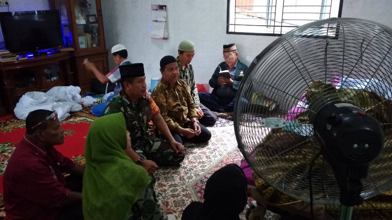 Babinsa Kodim 0301/Pekanbaru Melayat Ke Rumah Duka Seorang Tokoh Masyarakat Wilayah Binaannya