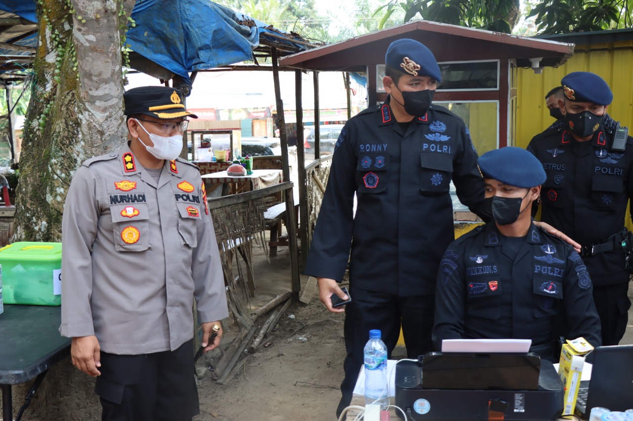 Dansat Brimob Polda Riau Tinjau Jajaran Polsek di Polres Rohil Kebut Pencapaian Vaksinasi Lansia