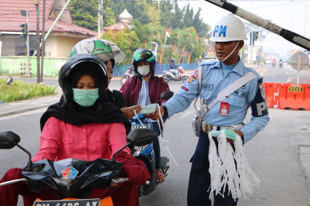 Danlanud Mendukung Satpom Lanud RSN Membagikan Masker Kepada Masyarakat