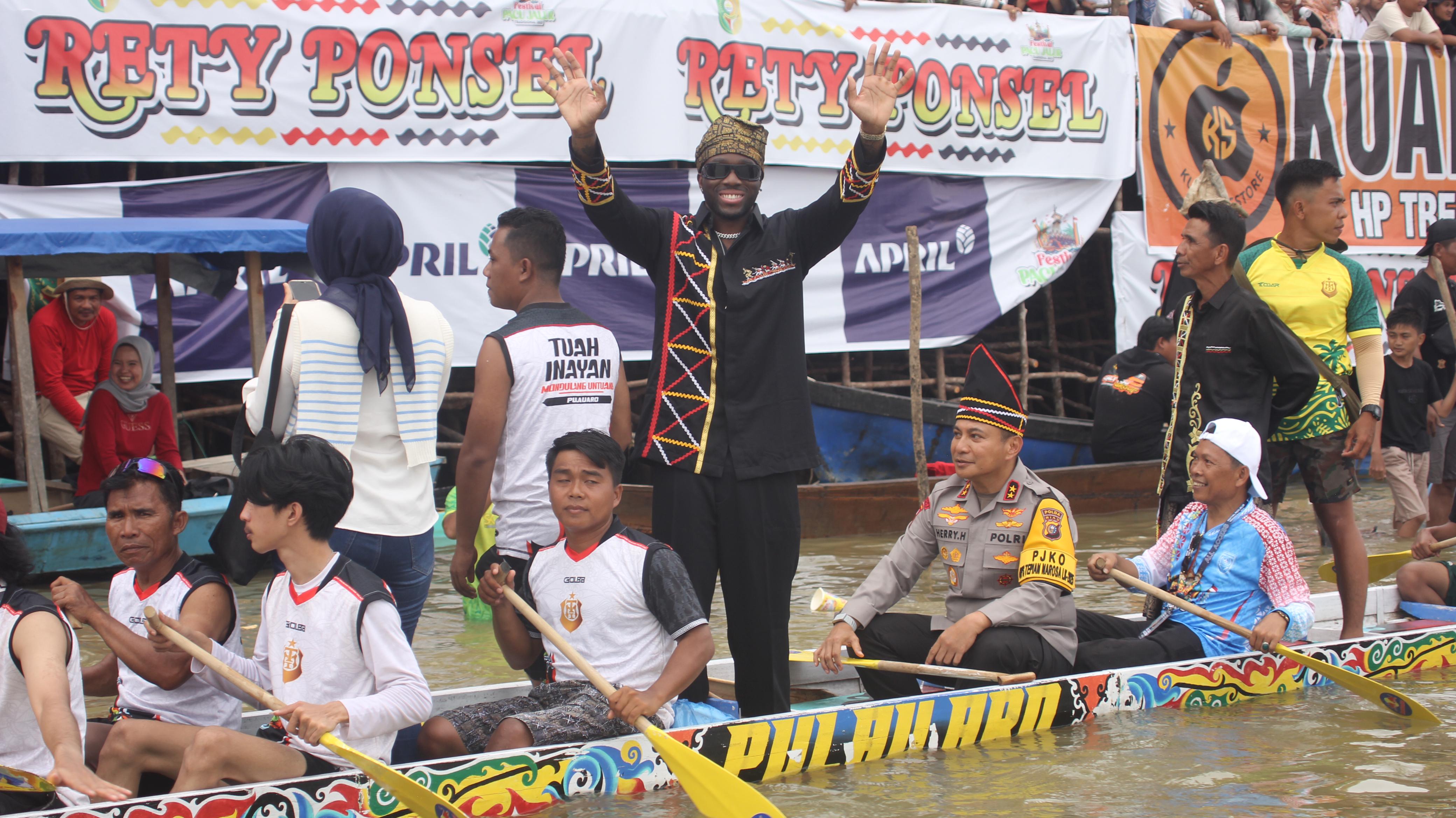 Melly Mike, Kapolda Riau Dan Dikha Jajal Festival Pacu Jalur