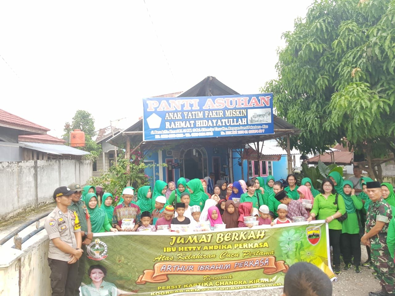 Persit KCK Koorcab Rem 031/WB Bersama Persit KCK Cab L Dim 0301/Pekanbaru Laksanakan Kegiatan Jumat Barokah di Panti Asuhan Rahmat Hidayatullah