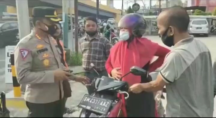 Dampingi Penyekatan, Dirlantas Polda Riau Menolong Ibu Mau Melahirkan