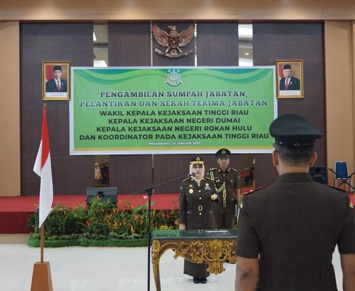 Kajati Riau Melantik Wakajati dan Dua Kejari