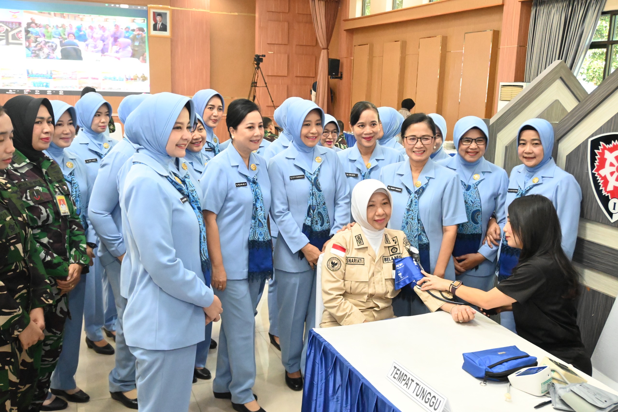 Wara, ASN Dan PPPK Kodau I Hadiri Donor Darah Serentak HUT Ke-62 Dharma Pertiwi Tahun 2026 Yang Cetak Rekor MURI