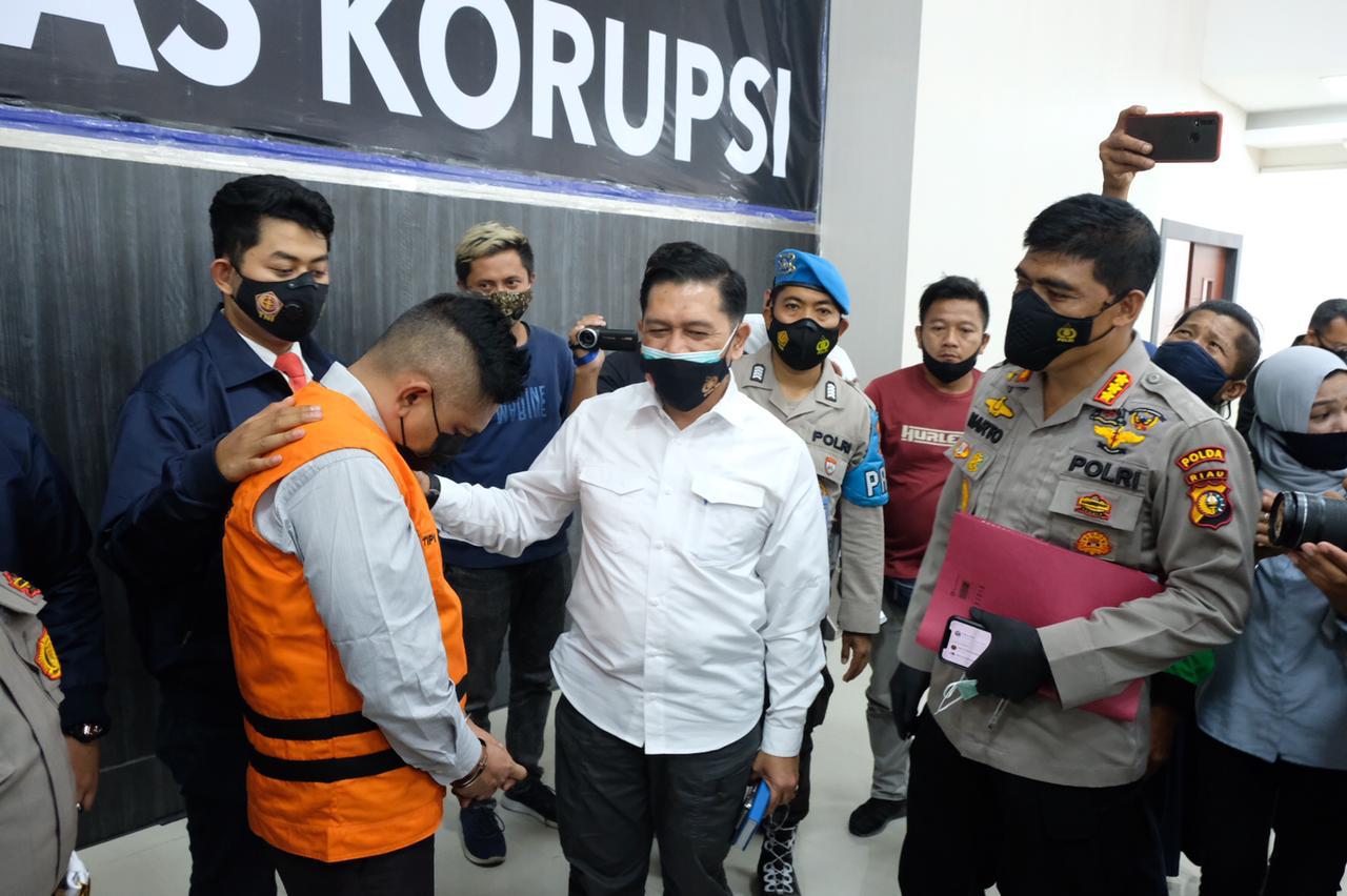 Tim Saber Pungli Polda Riau Lakukan OTT Sekcam Bina Widya Kota Pekanbaru