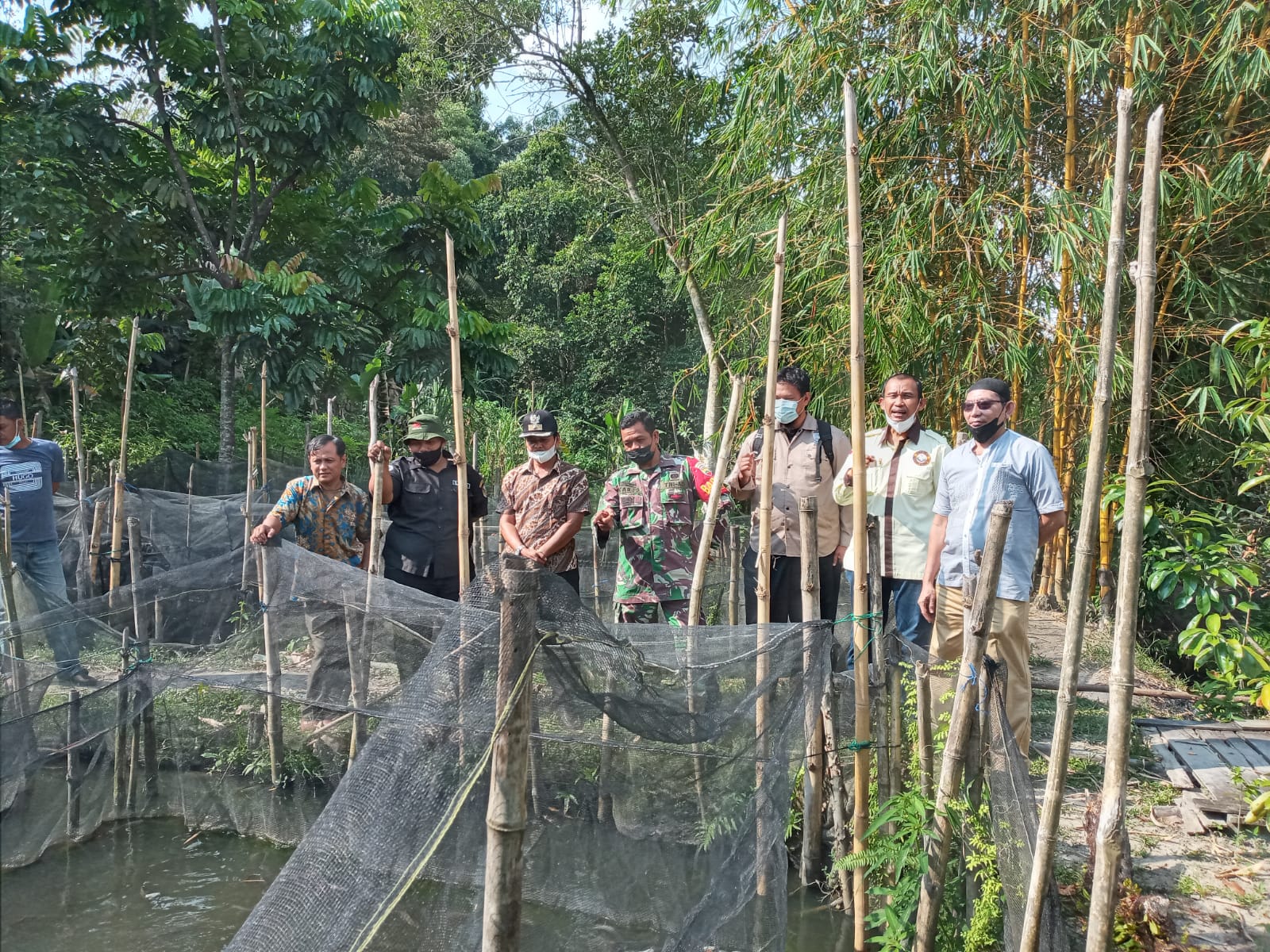 Bangkitkan UMKM, Babinsa Kodim 0301/PBR Bersama Lurah Sialang Sakti Lakukan Sosialisasi Pembenihan dan Pembesaran Ikan Lele