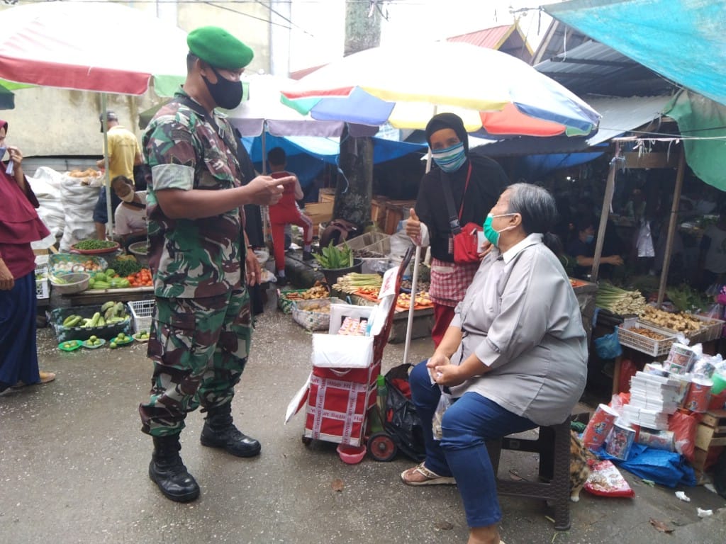 Babinsa Kodim 0301/PBR Gencar Lakukan Penegakan Disiplin Prokes di Pasar Tradisional Rumbai