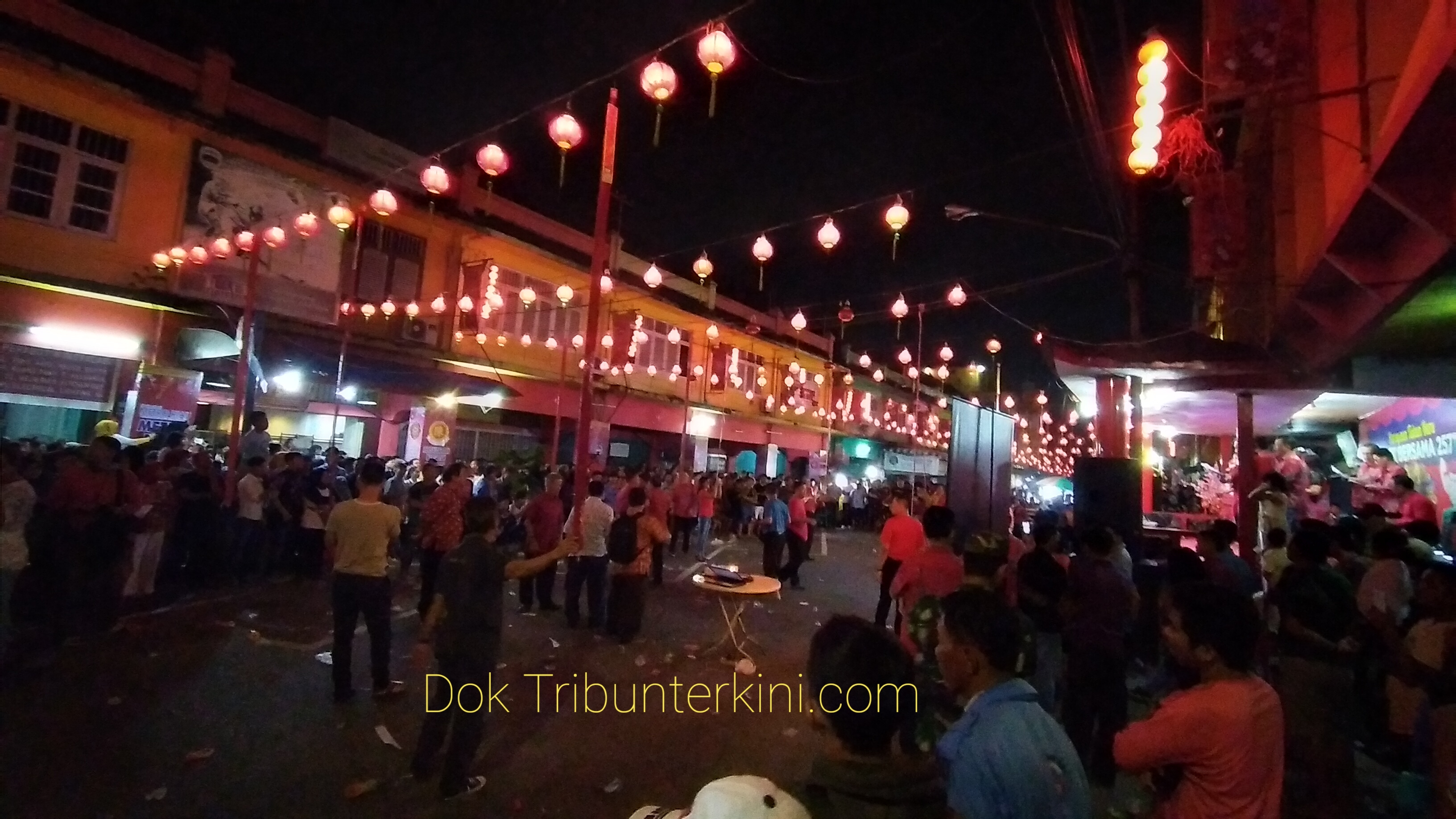 Ratusan Warga Ramaikan Acara Pergantian Malam Tahun Baru Imlek 2020 di Kampung Tionghua Melayu Pekanbaru, Di Hiasi Lampu Lampion dan Kembang Api