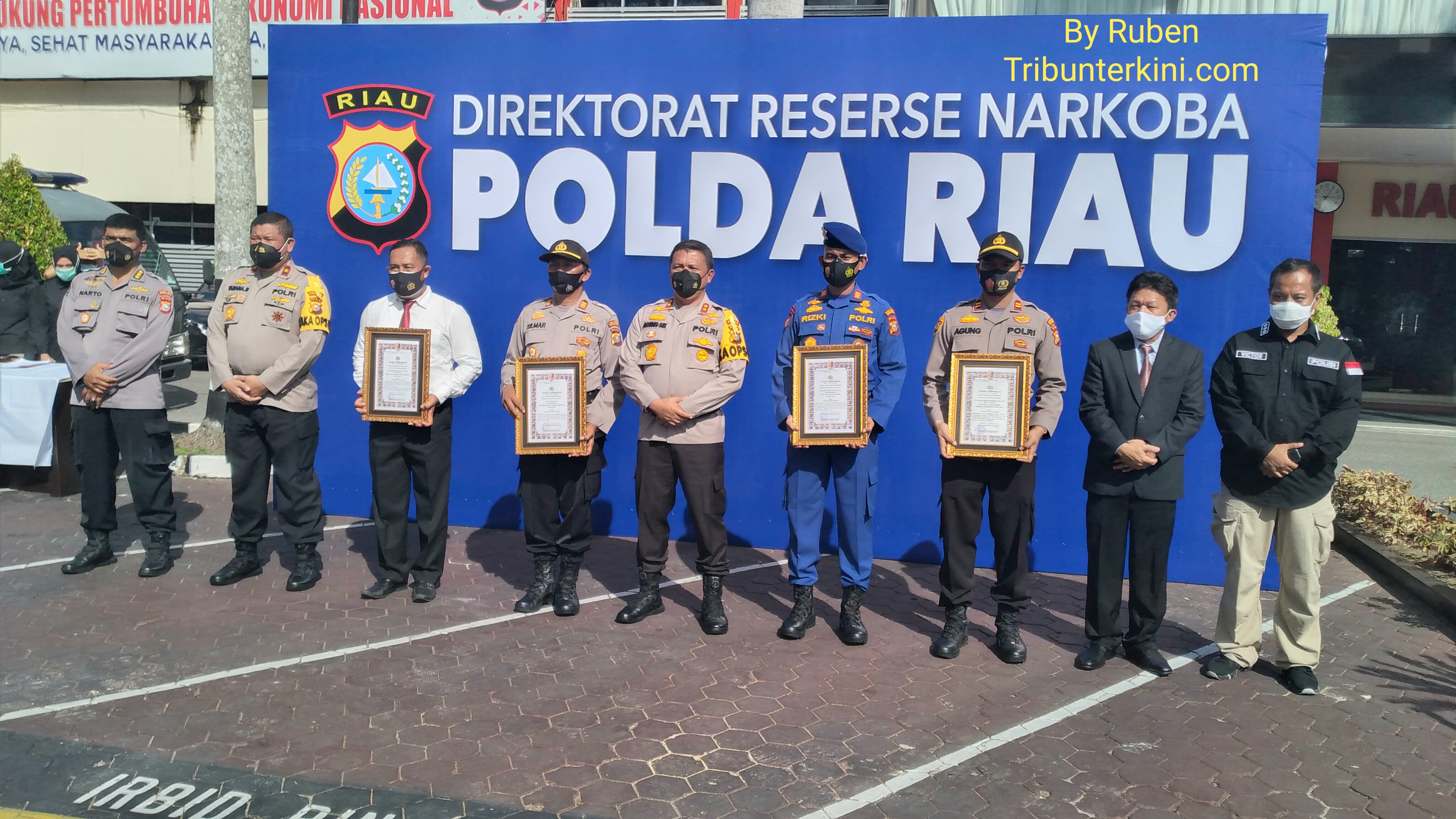 Berhasil Ungkap Kasus Narkoba, Sebanyak 47 Personil Terima Penghargaan Dari Kapolda Riau