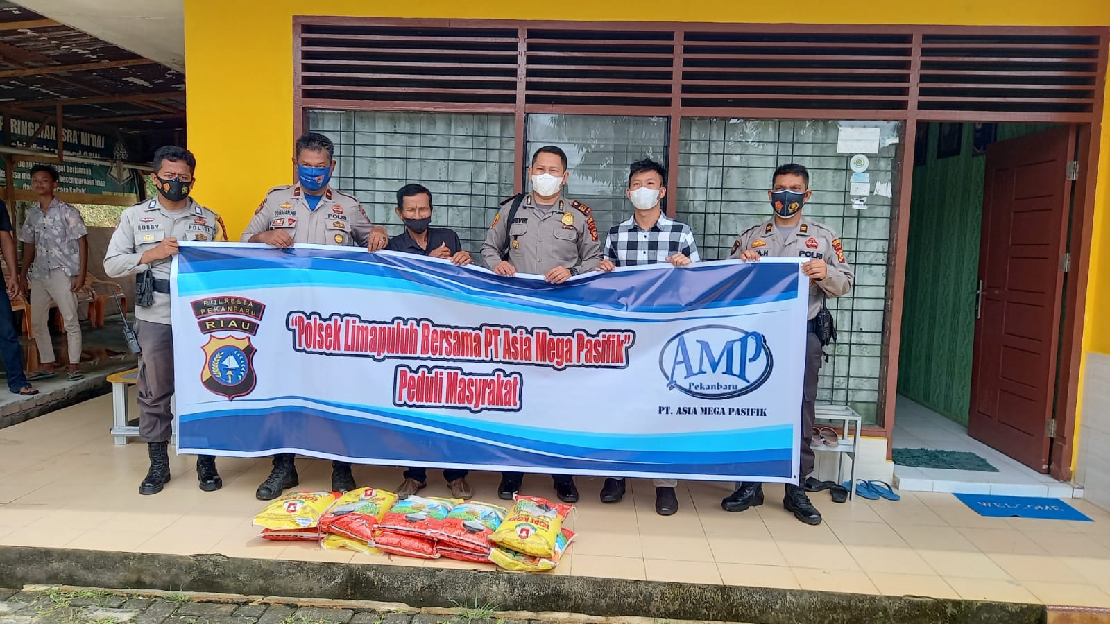 Peringati Hari Sumpah Pemuda Ke-93 Tahun 2021, Polsek Limapuluh Bersama PT Asia Mega Pasifik Peduli Kaum Disabilitas dan Warga Terdampak Banjir