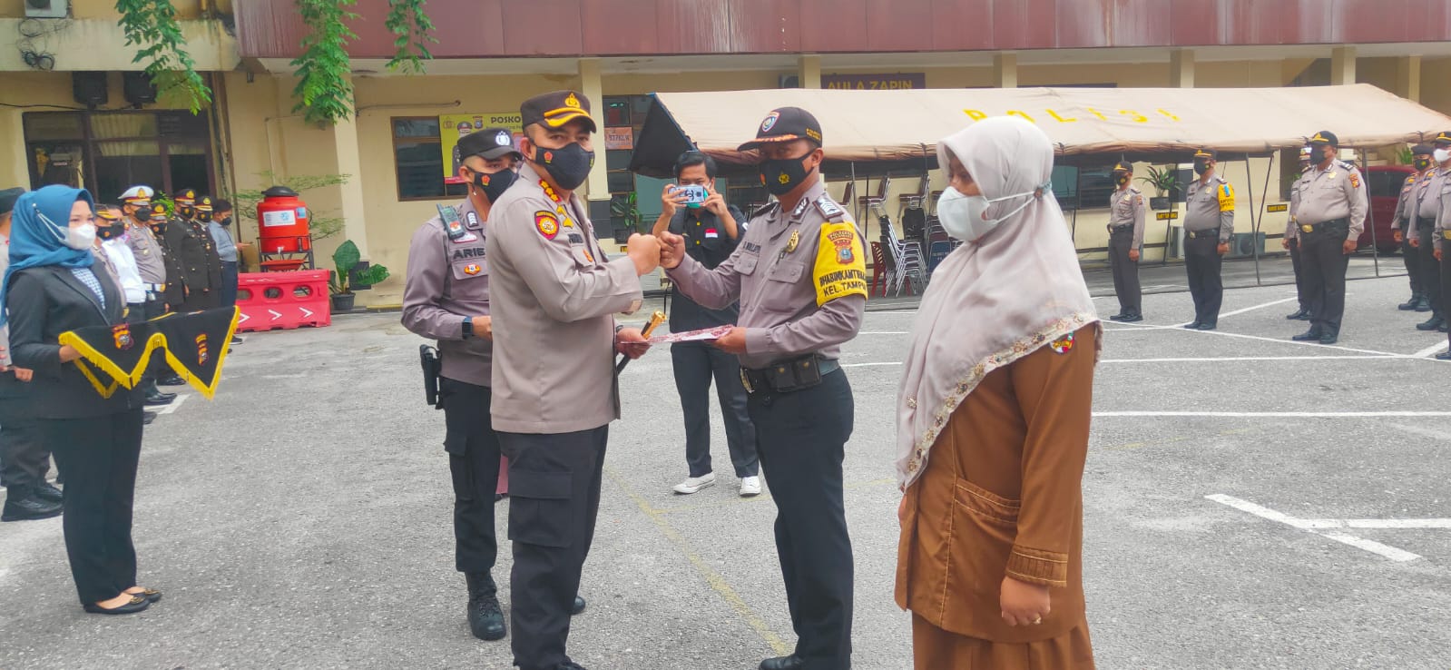 Kapolresta Pekanbaru Berikan Penghargaan Kepada Personil Bhabinkamtibmas dan Nakes Atas Prestasi Kerja Melalui Aplikasi Bersama Selamatkan Riau (BSR)